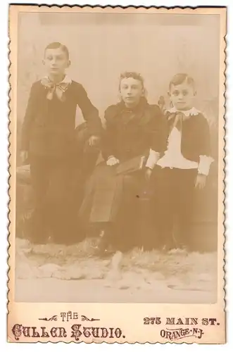 Fotografie The Gullen Studio, Orange / N.J., Main St. 275, Portrait drei Kinder in Anzügen und Kleid posieren im Atelier