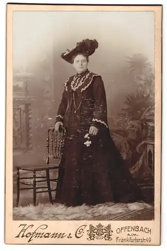 Fotografie Hofmann & Co., Offenbach a. M., Frankfurterstr. 49, Portrait Dame im Biedermeierkleid mit Federhut und Kette