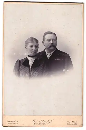 Fotografie Rud. Lichtenberg, Osnabrück, neben der Post, Portrait Frau und Mann im Biedermeierkleid und Anzug mit Bart