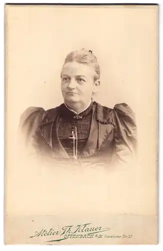 Fotografie Atelier Th. Klauer, Offenbach a. M., Frankfurter Str. 32, Portrait ältere Dame im Biedermeierkleidmit Brosche