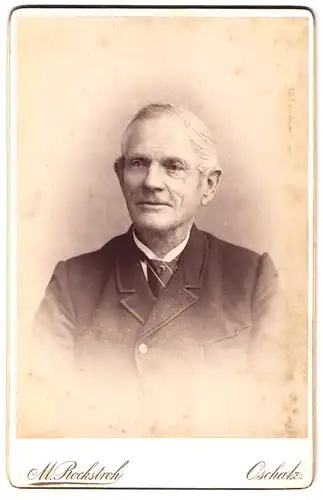 Fotografie M. Rockstroh, Oschatz i. S., Untere Promenade, Portrait alter Mann im Anzug mit gestreiftem Schlips