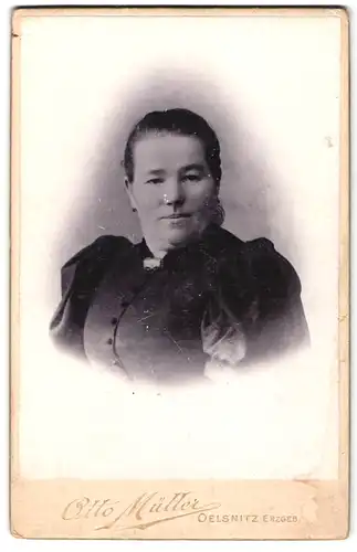 Fotografie Otto Müller, Oelsnitz i. Erzg., Portrait Dame im Biedermeierkleid mit Brosche