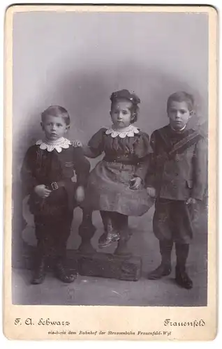 Fotografie F. A. Schwarz, Frauenfeld, am Bahnhof der Strassenbahn, Portrait drei Kinder in Anzügen und Kleid