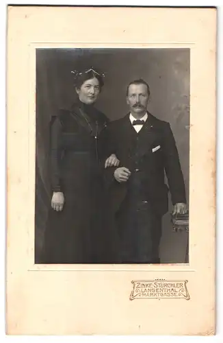 Fotografie Zinke-Stürchler, Langenthal, Markgasse, Portrait Frau und Mann im dunkeln Kleid und Anzug mit Moustache
