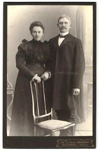 Fotografie Fr. Thiele, Schönberg i. M., Siemzerstr. 195, Portrait Frau und Mann im Biedermeierkleid und Anzug mit Fliege