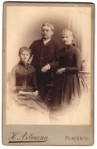 Fotografie H. Axtmann, Plauen i. V., Oberer Graben 19, Portrait Mann und zwei Frauen in Biedermeierkleidern mit Locken