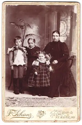 Fotografie F. Schanz, Fort Wayne / Ind., 112 Calhoun St., Portrait Mutter mit drei Kindern in Kleidern und Anzug