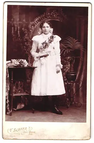 Fotografie F. Schanz, Fort Wayne / Ind., Portrait Ottilie im weissen Kleid mit Bibel zur Kommunion