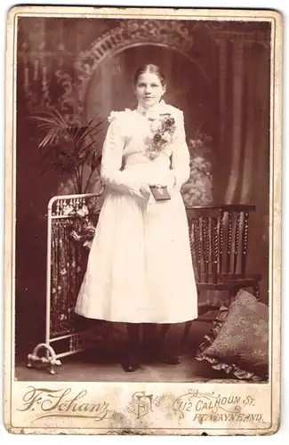 Fotografie F. Schanz, Fort Wayne / Ind., 112 Calhoun St., Portrait Martha im weissen Kleid zur Kommunion mit Bibel