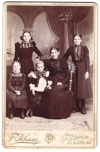 Fotografie F. Schanz, Fort Wayne / Ind., 112 Calhoun St., Portrait Mutter mit vier Kindern in Kleidern vor Studiokulisse