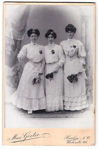 Fotografie Max Goetze, Berlin, Weberstr. 66, Portrait drei Damen in weissen Kleidern mit Hochsteckfrisur, Trauzeuginnen