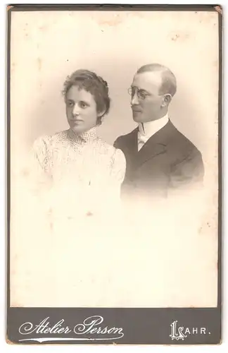 Fotografie Atelier Person, Lahr i. B., Schillerstr. 21, Portrait Frau und Mann im Kleid und Anzug mit Zwickerbrille