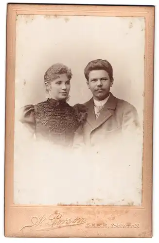 Fotografie A. Person, Lahr i. B., Schillerstr. 21, Portrait junges Paar im Biedermeierkleid und Anzug mit Locken