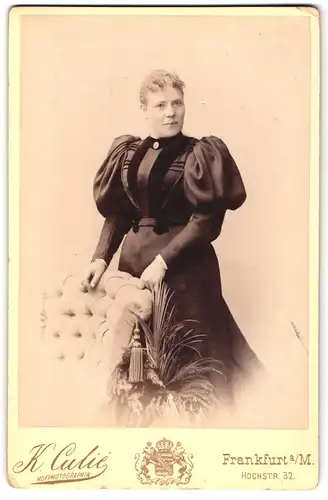 Fotografie K. Culie, Frankfurt a. M., Hochstr. 32, Portrait junge Frau im Biedermeierkleid mit Puffärmeln