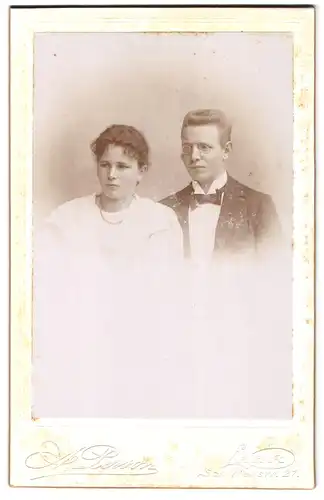 Fotografie A. PErson, Lahr i.B., Schillerstr. 21, Portrait junges Paar im weissen Kleid und Anzug mit Zwickerbrille