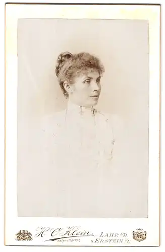 Fotografie H. O. Klein, Lahr i. B., Portrait junge Frau im weissen Kleid mit Locken und Dutt