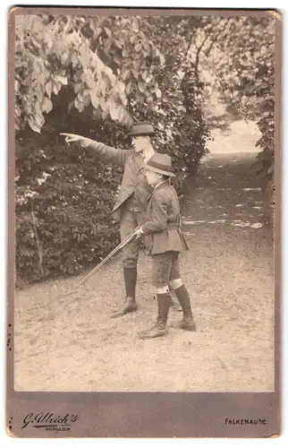 Fotografie G. Ulrich`s Nachf., Falkenau a. E., Junge Vogel-Jäger auf der Jagd
