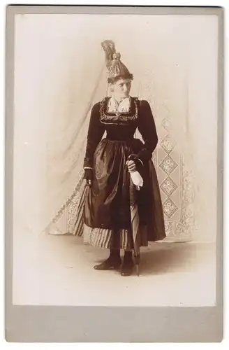 Fotografie unbekannter Fotograf und Ort, Verkleidete Dame mit aussergewöhnlicher Kopfbedeckung