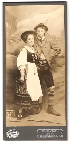 Fotografie Bruno Riedel, Leipzig, Junges Paar zum Fasching verkleidet