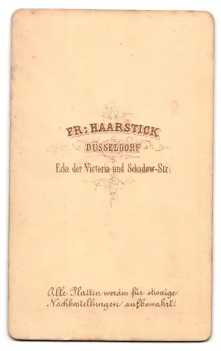 Fotografie Fr. Haarstick, Düsseldorf, Victoria u. Schadow-Str., Portrait blondes Mädchen im karierten Kleid mit Ohrring