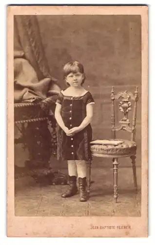 Fotografie Jena Baptiste Feilner, Bremen, Wall 185, Portrait Mädchen im schwarzen Kleid mit hellen Strumpfhosen