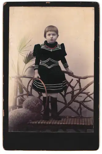 Fotografie Gustav Mischke, Berlin, Friedrichstr. 232, Portrait Mädchen im grünen Kleid mit roter Perlenkette