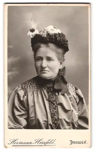 Fotografie Hermann Herzfeld, Dresden, Altmarkt, Portrait Dame im seidenen Kleid mit Kopfschmuck