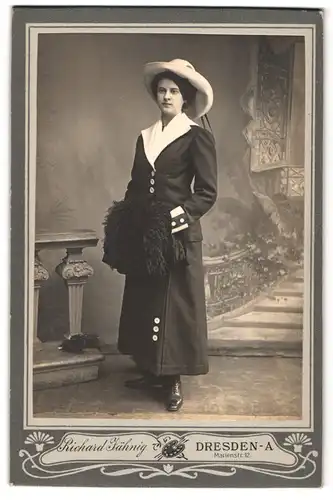 Fotografie Richard Jähnig, Dresden, Marienstr. 12, Portrait junge Frau im dunklen Kleid mit Muff und breitem Hut
