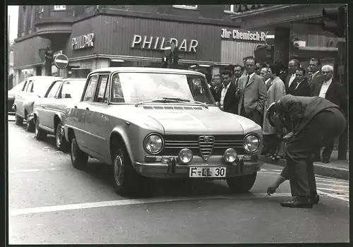 Fotografie Auto Alfa Romeo, Polizist markiert Fahrbahn nach einem Auffahrunfall, PKW mit Kennzeichen Frankfurt / Main