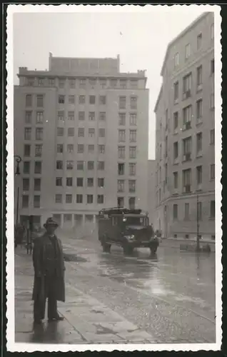 Fotografie Herm. Häberle, Berlin, Ansicht Berlin-Friedrichshain, Hochhaus an der Weberwiese