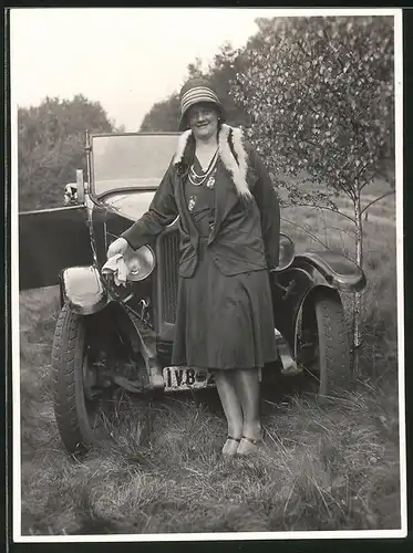 Fotografie Auto Cabrio, Hausfrau mit Hut & Stinktierpelz vor PKW stehend