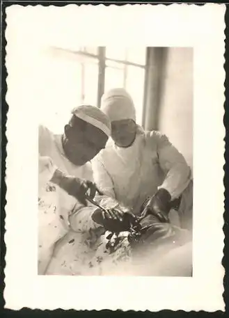 Fotografie Operation, Chirurgen blutverschmiert bei einer schweren Operation