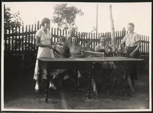 Fotografie Tischtennis - Pingpong, Mädchen spielen Tischtennis auf selbst gebauter Tischtennisplatte in Penzig