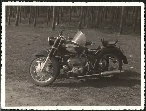 Fotografie Motorrad AWO, Krad mit Boxermotor & Seitenwagen am Waldrand