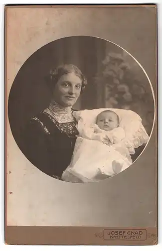 Fotografie Josef Gnad, Knittelfeld, junge Dame im Mutterglück