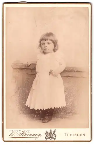 Fotografie W. Hornung, Tübingen, Uhlandstrasse 11, kleines Mädchen lehnt an einer Mauer