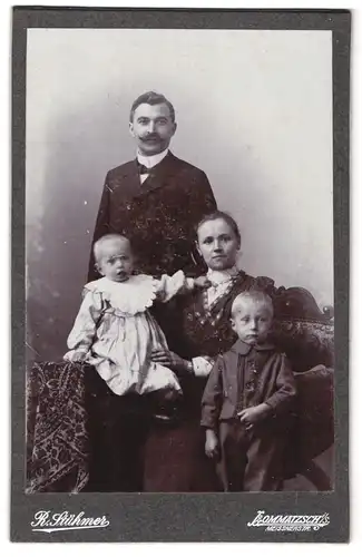 Fotografie R. Stühmer, Lommatzsch, Meissnerstrasse, bürgerliches Paar mit ihren Kleinkindern