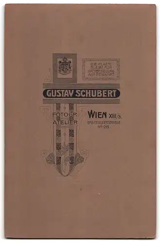 Fotografie Gustav Schubert, Wien, Breitenseerstrasse 28, Dame mit Pelzüberwurf