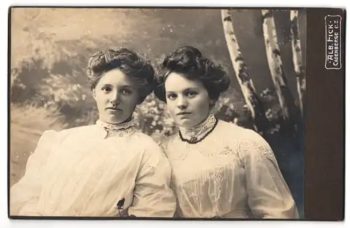 Fotografie Alb. Fick, Cadenberge, zwei junge Damen in weissen Kleidern
