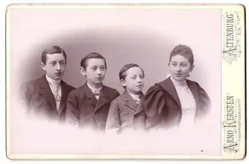 Fotografie Arno Kersten, Altenburg, Mutter mit ihren drei Söhnen