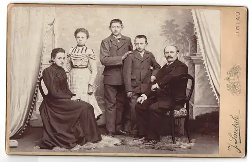Fotografie J. Smetak, Iglau, Frauengasse 31, fünfköpfige Familie posiert aufgeteilt nach Geschlechterordnung