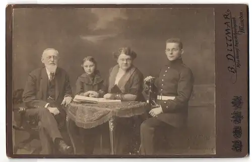 Fotografie B. Dittmar, München, Amalienstrasse 8, Bürgersfamilie mit ältestem Sohn in Soldatenuniform