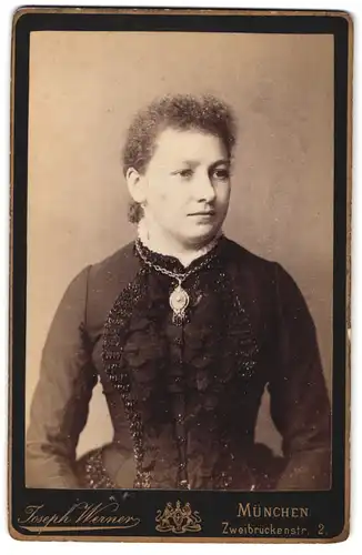 Fotografie Joseph Werner, München, Zweibrückenstr. 2, Portrait junge Frau im schwarzen Kleid mit Medaillon