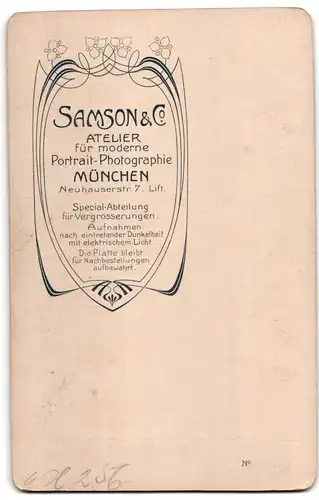 Fotografie Samson & Co., München, Neuhauserstr. 7, Portrait Mann mit Hut in gestreifter Hose