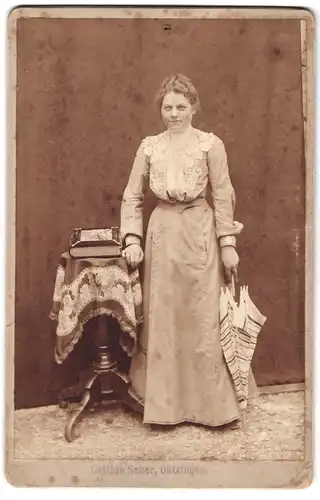 Fotografie Gottlob Seher, Dätzingen, Portrait junge Frau im langen Kleid mit Schirm