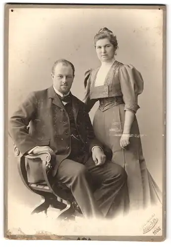 Fotografie Ad. Baumann, München, Residenzstr. 12, Portrait modisch gekleidetes Ehepaar