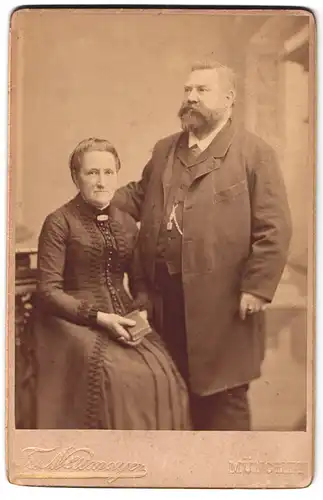Fotografie Fr. Neumayer, München, Christophstr. 4, Portrait Eheleute in Kleid und Anzug