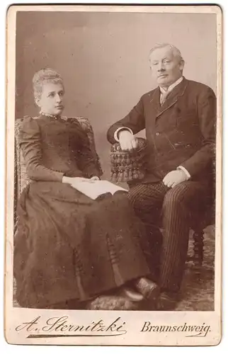 Fotografie A. Sternitzki, Braunschweig, Portrait Mann mit junger Frau in zeitgenössischen Kleidern