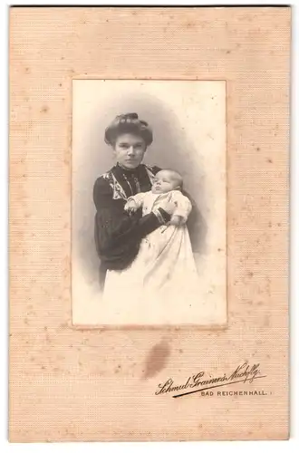 Fotografie Schmidt-Grainer`s Nachflg., Bad Reichenhall, Portrait Mutter mit Baby im Arm