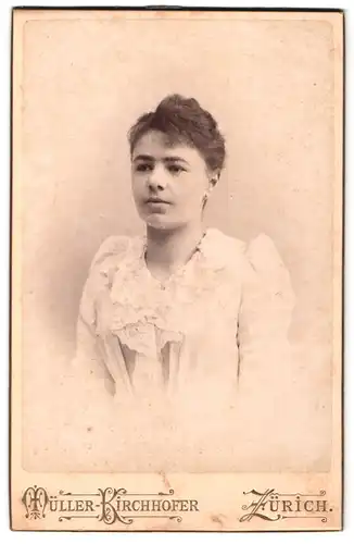 Fotografie Müller-Kirchhofer, Zürich, Seefeldstrasse 21, Portrait hübsche Frau in weisser Bluse